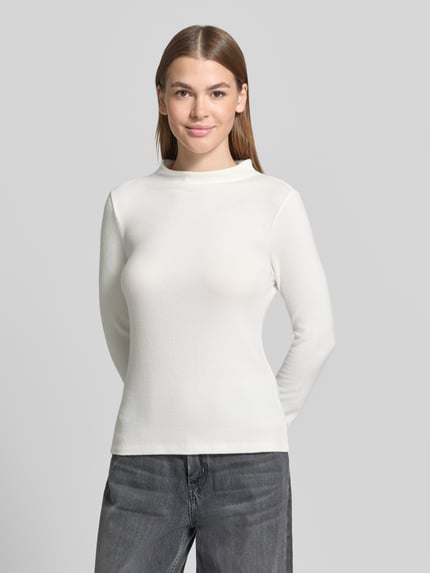 Frauenmodel trägt Langarmshirt Modell 'Sosemin' mit Rundhalsausschnitt von OPUS, unifarben, schlichte Struktur, Ganzkörperansicht von vorne.