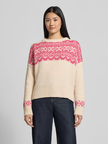 Vrouwenmodel draagt Strickpullover mit Baumwoll-Anteil Modell 'Nordic' van miss goodlife, beige met roze patronen, losse fit, staande kraag, geribde boorden, materiaal-mix, damesmodel, frontaal zicht bovenlichaam.