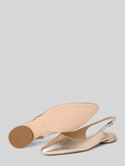 Produktfoto, Ballerinas aus Leder mit Riemen von Högl in goldfarben, vorne spitz zulaufend, glatte Sohle, Absatzhöhe 2 cm, Schafthöhe 8 cm, Schaftweite 5 cm, Dornschließe, Echtleder