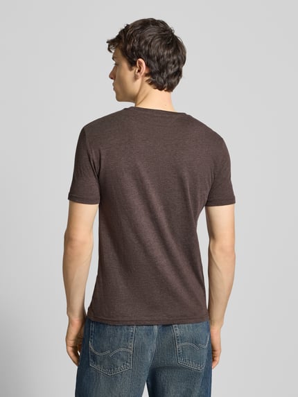 Männermodel trägt Regular Fit T-Shirt aus Baumwoll-Mix von Tommy Jeans in Braun, unifarben, kurzer Ärmel, Ganzkörperansicht Rückansicht.