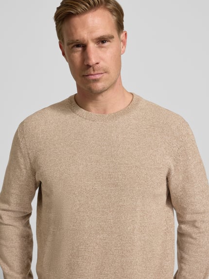 Männermodel draagt Regular Fit Strickpullover aus reiner Baumwolle van Tom Tailor, beige, gestructureerd breisel, ronde hals, Nahaufnahme Oberkörper.