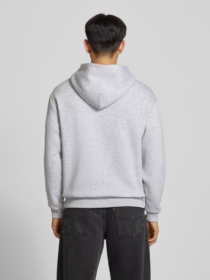 Männermodel trägt hoodie met kangoeroezak van REVIEW in lichtgrijs katoenmix met capuchon, labeldetail, elastische boorden, los model, ruglengte maat M 68 cm, mouwlengte maat M 62 cm, ganzkörperansicht rückansicht.