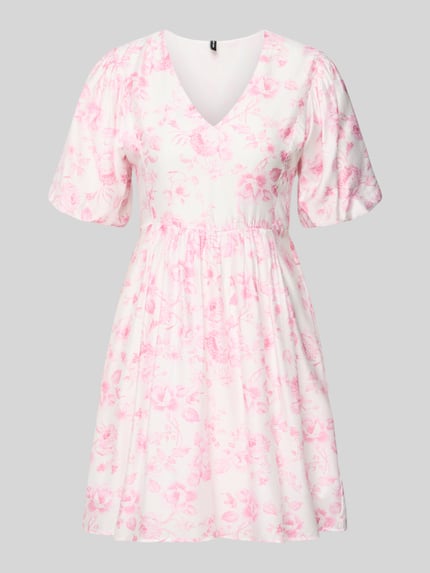 Produktfoto, Tailliertes Freizeitkleid aus Viskose-Mix Modell 'BLISS' von Vero Moda, Optik:Allover-Muster in Rosa auf Weiß, feine Webstruktur, Mini-Länge, V-Ausschnitt, kurze Ballonärmel, gerade Saumlinie