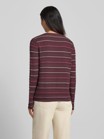 Frauenmodel trägt Strickpullover mit Struktur-Muster von Christian Berg Woman in Braun mit roten und weißen Streifen, Ganzkörperansicht Rückansicht. Reine Baumwolle, gerader Schnitt, Rundhalsausschnitt, Rückenlänge 63 cm, Ärmellänge 62 cm.