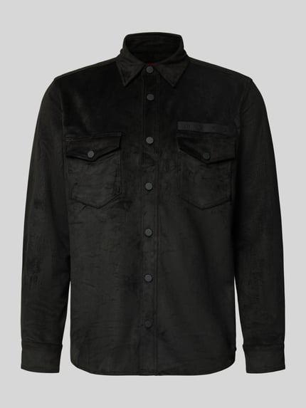 Produktfoto, schwarze Oversized Hemdjacke mit Logo-Stitching Modell 'Ekel' von HUGO, matte Knöpfe, samtartige Textur, Herren Hemdjacke von HUGO