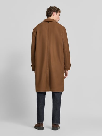 Männermodel trägt Wollmantel mit verdeckter Knopfleiste von STRELLSON in Braun, Regular Fit, strukturierte Optik, Longline, Ganzkörperansicht Rückansicht.