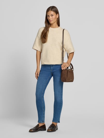 Frauenmodel trägt Skinny Fit Jeans aus elastischem Baumwoll-Mix Modell 'MONROE' von Liu Jo White in klassischem Blau, 5-Pocket-Design, Ganzkörperansicht von vorne.