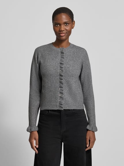 Modelka nosi Regular Fit Strickjacke aus elastischem Baumwoll-Mix von zero, mieszanka bawełny i elastanu, listwa guzikowa, obszycie falbanami, długość tyłu w rozmiarze 36: 52 cm, długość rękawów w rozmiarze 36: 60 cm, szary, gładka faktura, widok całej sylwetki z przodu.