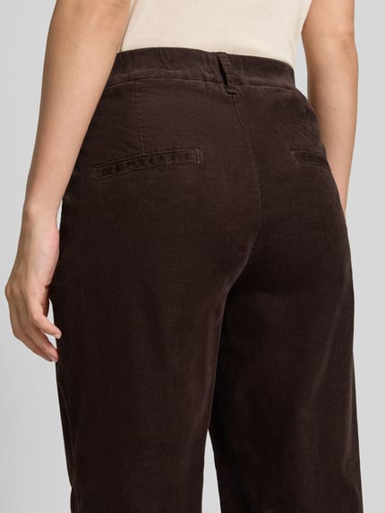 Vrouwenmodel draagt donkerbruine corduroy broek van katoenmix, model 'MAINE' van Brax, Dames corduroy broek, detailopname rugaanzicht