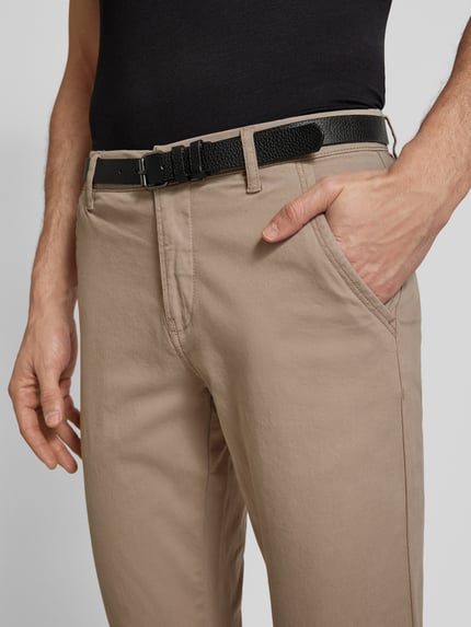 Lindbergh Chino w kroju regular fit z paskiem Piaskowy 3