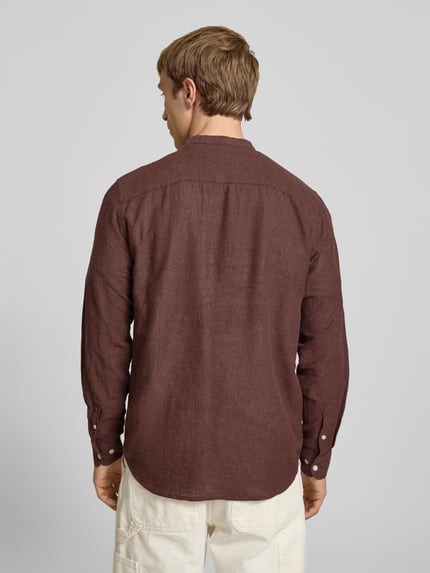 Männermodel trägt Slim Fit Freizeithemd aus Baumwoll-Leinen-Mix Modell 'CAIDEN' von Only & Sons, Optik: Unifarben, Rückenpasse, Ganzkörperansicht Rückansicht.