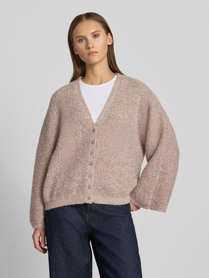 Modelka prezentuje Strickjacke mit V-Ausschnitt Modell 'RENE' od Topshop, beżowy kolor, strukturální wzór, relaxed fit, widok z przodu, całe ciało