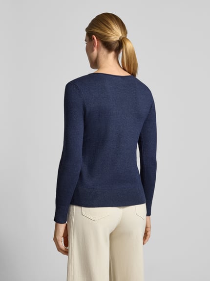 Frauenmodel trägt Regular Fit Strickpullover aus Viskose-Mix mit U-Boot-Ausschnitt von Christian Berg Woman, dunkelblau, Rückenansicht. Damen Strickpullover, gerippte Abschlüsse, langärmliges Design, überschnittene Schultern, Rückseite sichtbar, Kontext: Viskose-Mix, Rückenlänge Größe S 57 cm, Ärmellänge 58 cm.