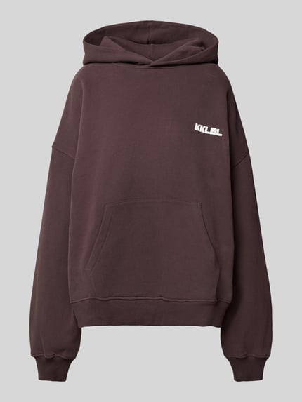 Produktfoto, Oversized Hoodie mit Label-Prints und Känguru-Tasche von Karo Kauer, reine Baumwolle, dunkelbraun, schlichte Optik, weich texturiert