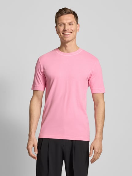 Männermodel trägt T-Shirt mit geripptem Rundhalsausschnitt van Drykorn in effen roze, katoen, regular fit, Ganzkörperansicht von vorne.