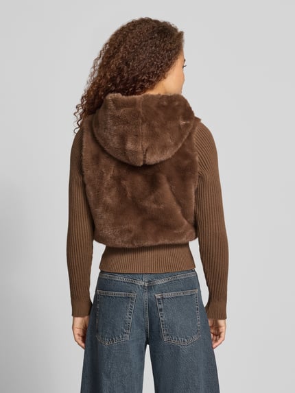 Frauenmodel trägt Regular Fit Strickjacke mit Kapuze Modell 'NAILA' von Juicy Couture, braune Töne, gerippte und flauschige Texturen, Ganzkörperansicht Rückansicht. Damen Strickjacke von Juicy Couture.