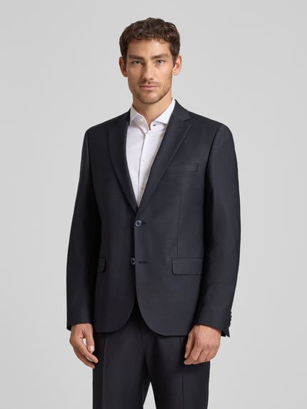Männermodel trägt Regular Fit Anzug mit 2-Knopf-Sakko von bugatti in Dunkelblau, Material-Mix mit Schurwoll-Anteil, Ganzkörperansicht von vorne.