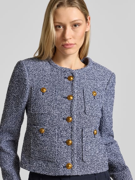Vrouwenmodel draagt Slim Fit Jacke in Bouclé-Optik van MICHAEL Michael Kors in katoenmix, bouclé-look, ronde hals, opgestikte zakken, knoopsluiting, nahaufnahme bovenlichaam.