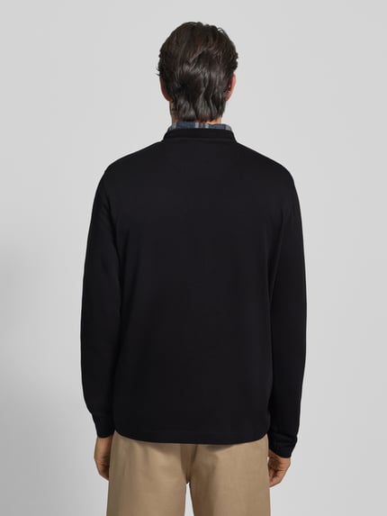 Männermodel draagt Relaxed Fit Langarmshirt uit katoenmix van Barbour, effen kleuren, borstzak, labelopschrift, metalen accenten. Ganzkörperansicht Rückansicht.