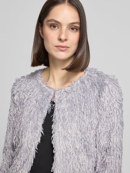 Frauenmodel trägt Cropped Jacke mit Federn von Christian Berg Woman Selection in Hellgrau, strukturierte Oberfläche, Nahaufnahme Oberkörper.
