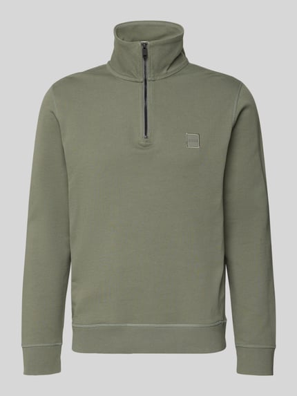 Produktfoto, Regular Fit Troyer aus reiner Baumwolle Modell 'TERRY' von BOSS Orange w kolorze khaki, gładka faktura, długi rękaw, krój regular fit, label patch, label stitching, elastyczne ściągacze, krótki zamek, materiał sweat