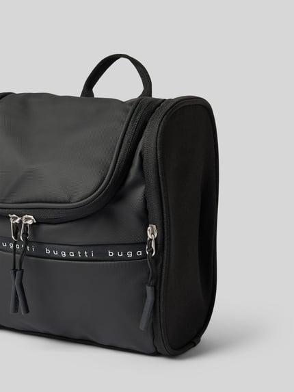 Produktfoto, Kulturtasche mit Label-Details Modell 'Blanc Delight' von bugatti, schwarz mit Struktur, zwei Reißverschlüsse, Tragehenkel, rechteckige Form, Kontext: Herren Kulturtasche, Hauptfach mit Reißverschluss, Maße 24,5 x 12 x 22,5 cm, Label-Details, Schulterriemen 20 cm, Breite 25 cm, Länge 23 cm, Tiefe 12 cm