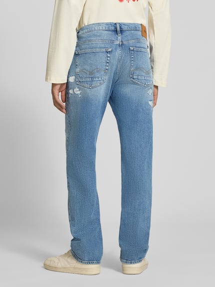 Mannenmodel draagt Straight Fit jeans in destroyed-look Model 'AIDEEN' van Replay, mix van katoen en elastaan, Heren jeans, Bandwijdte maat 32/32: 44 cm, Binnenbeenlengte maat 32/32: 79 cm, Ganzebody aanzicht achteraan.