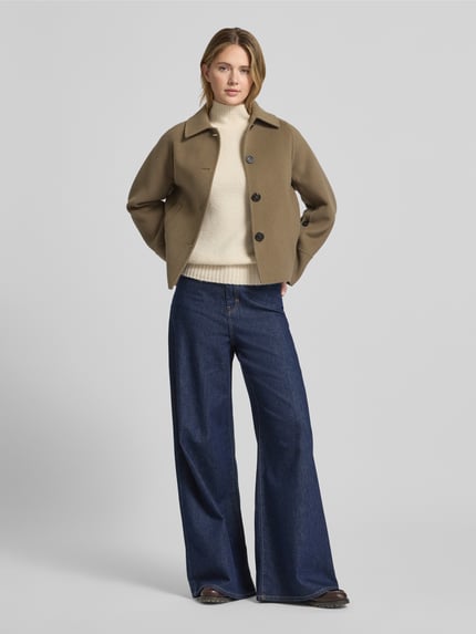 Frauenmodel trägt Relaxed Fit Jacke aus Woll-Mix mit Umlegekragen von Blonde No. 8, Eingrifftaschen, Knopfleiste, Ganzkörperansicht von vorne.