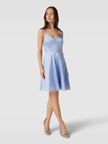 Modelka kobieca nosi Regular Fit Minikleid mit Spaghettiträgern od Luxuar w kolorze jasnoniebieskim, satyna, widok całej sylwetki z przodu.