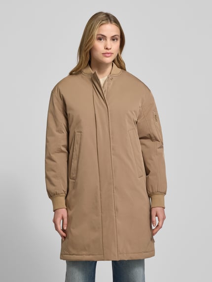 Modelka kobieca nosi Regular Fit Parka mit College-Kragen od Marc O'Polo w jednolitym beżowym kolorze, drobna tkanina, widok całej sylwetki z przodu.