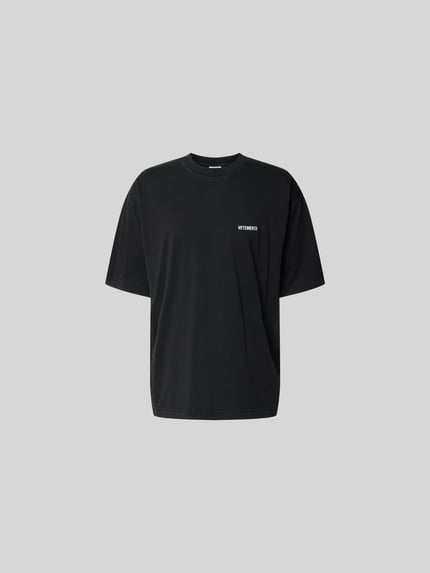Produktfoto, Relaxed Fit T-Shirt aus reiner Baumwolle von VETEMENTS in Schwarz mit Rundhalsausschnitt und Label-Stitching, Herren T-Shirt