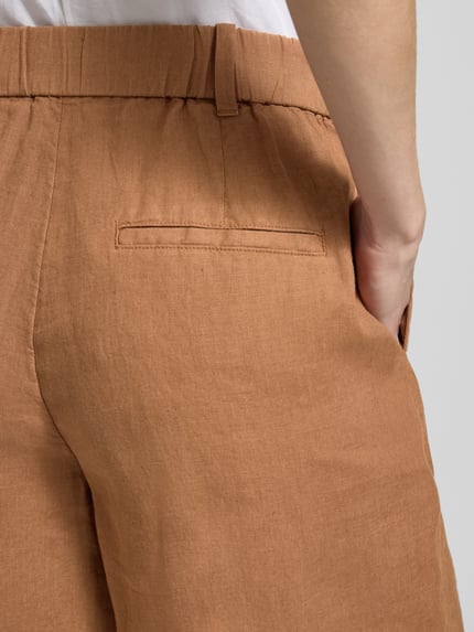 Mężczyznamodel nosi Wide Fit Shorts aus reinem Leinen mit Tunnelzug od Marc O'Polo, kolor jednolity, czysta tkanina lniana, detal tylnej kieszeni, ujęcie z tyłu zbliżenie na biodro.