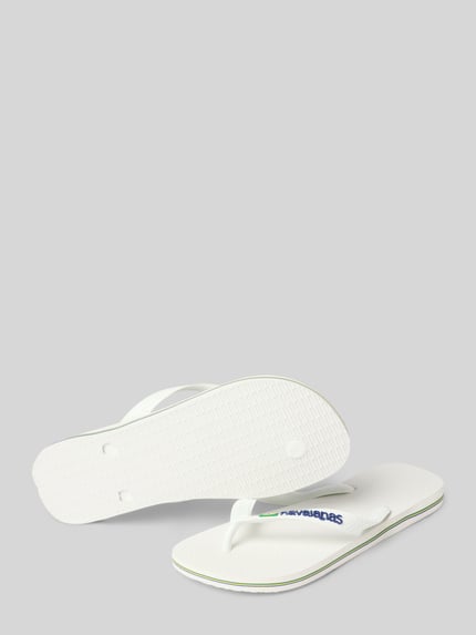 Produktfoto, weiße Slippers mit Logo-Detail Modell 'Brasil' von Havaianas aus Gummi, abgerundete Passform, offene Ferse, strukturierte Sohle, Absatzhöhe 2 cm, Schaftweite 7 cm