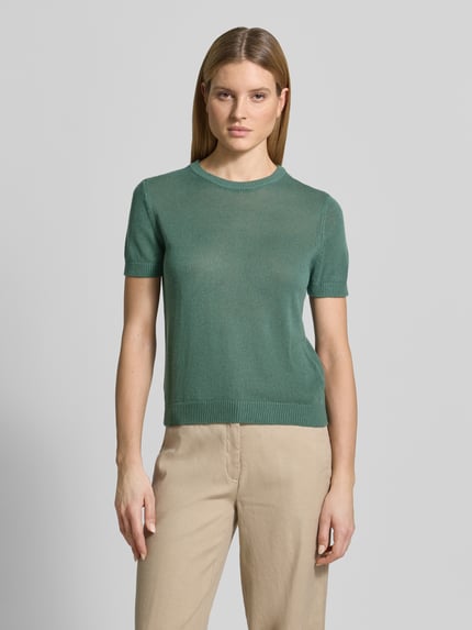 Frauenmodel trägt Strickshirt aus Leinen-Mix mit Rundhalsausschnitt von Jake*s Collection in Grün, gerader Schnitt, 1/2-Arm, Ganzkörperansicht von vorne.