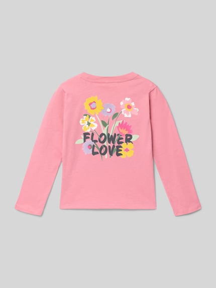 Mädchen trägt Regular Fit Sweatshirt aus reiner Baumwolle Modell 'JOAN' von Only in Rosa mit buntem Motiv-Print, Ganzkörperansicht Rückansicht.