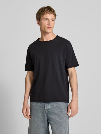 Männermodel trägt Relaxed Fit T-Shirt aus reiner Baumwolle von Marc O'Polo Denim, Optik: Unifarben, Rundhals, Kurzarm, Ganzkörperansicht von vorne.