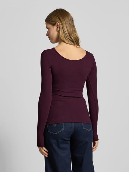 Frauenmodel trägt Slim Fit Langarmshirt aus Baumwoll-Mix Modell 'KITTE' von Pieces in dunklem Bordeaux, Rippstruktur, unifarben, Ganzkörperansicht Rückansicht