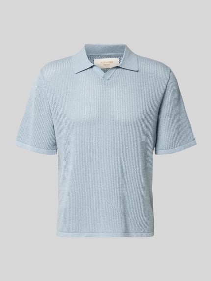 Produktfoto, hellblaues Regular Fit Strick-Poloshirt Modell 'CASSIS' von Jack & Jones aus reiner Baumwolle mit V-Ausschnitt, feine Strickstruktur.