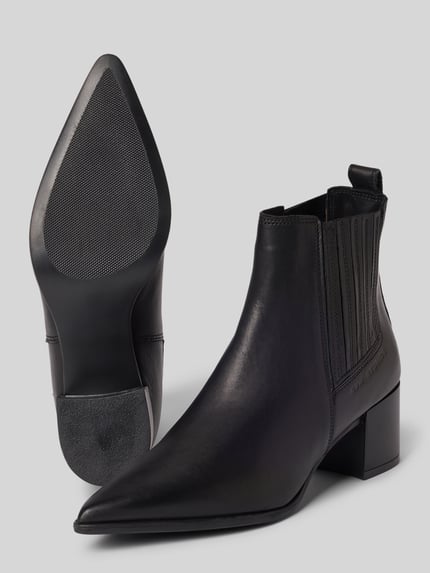 Produktfoto, schwarze Stiefeletten aus Leder mit Blockabsatz, spitz zulaufend, elastische Einsätze, Modell 'CPH298' von Copenhagen