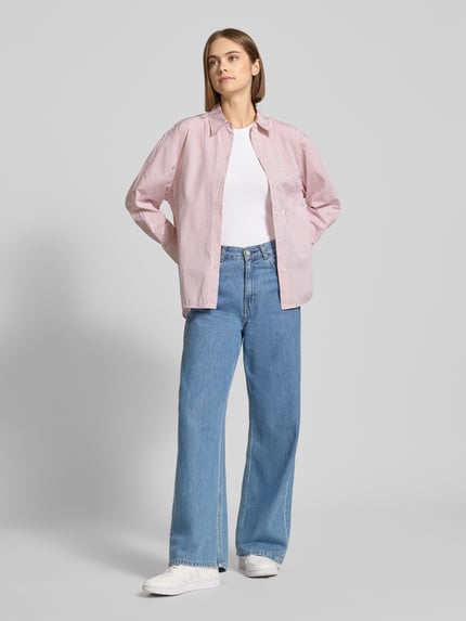 Kobiece modelka nosi Regular Fit Hemdbluse aus reiner Baumwolle od Marc O'Polo, efekt: wzór w paski, krój regular fit, kołnierzyk koszulowy, bawełna, całe zdjęcie z przodu.
