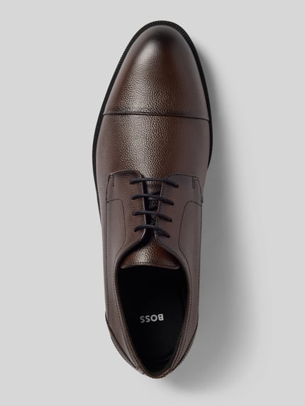 Produktfoto, braune Schnürschuhe aus echtem Leder Modell 'Tayil_Derb' von BOSS, strukturierte Oberfläche, Herrenschuh von oben, Herren Schnürschuhe von BOSS