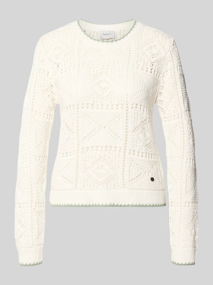 Produktfoto, Regular Fit Strickpullover aus reiner Baumwolle Modell 'KAS' von Pepe Jeans in weißer Strickoptik mit Rundhalsausschnitt und Label-Applikation, Textur mit geometrischem Muster.