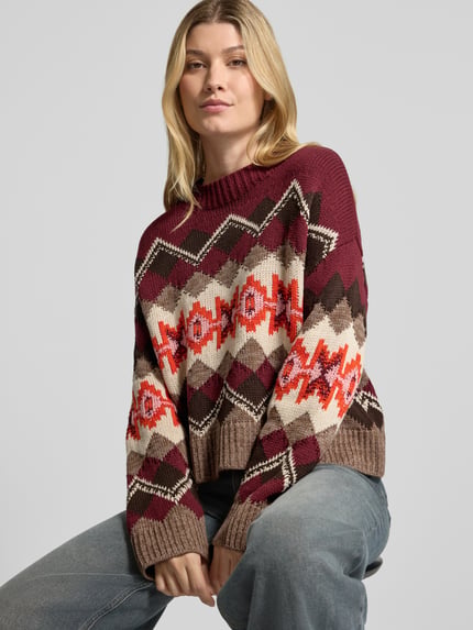 Vrouwenmodel draagt Strickpullover im Allover-Look mit Rundhalsausschnitt van Oui, katoenmix, relaxed fit, all-over look, ronde hals, ruglengte maat 36: 48 cm, mouwlengte maat 36: 52 cm, veelkleurig met geometrisch patroon, grof gebreide textuur, Nahaufnahme Oberlichaam.