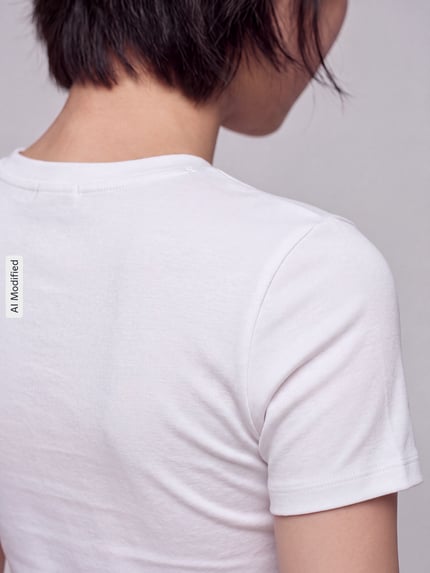 Frauenmodel trägt weißes Slim Fit T-Shirt aus Baumwoll-Mix Modell 'RILEY' von ONLY, glatte Struktur, Ganzkörperansicht Rückansicht, KI-modifiziertes Bild