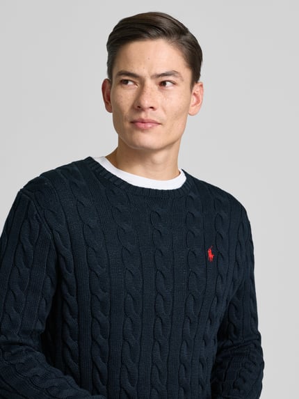 Mannenmodel draagt Gebreide pullover met Labelstitching van Polo Ralph Lauren, puur katoen, regular fit, ribboorden, ronde hals, Nahaufnahme bovenlichaam.