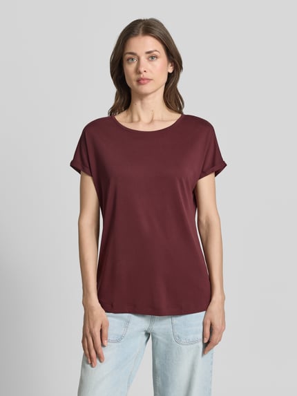 Frauenmodel trägt Regular Fit T-Shirt mit Rundhalsausschnitt von Christian Berg Woman in Bordeaux, glatte Textur, Modal-Mix, Ganzkörperansicht von vorne.