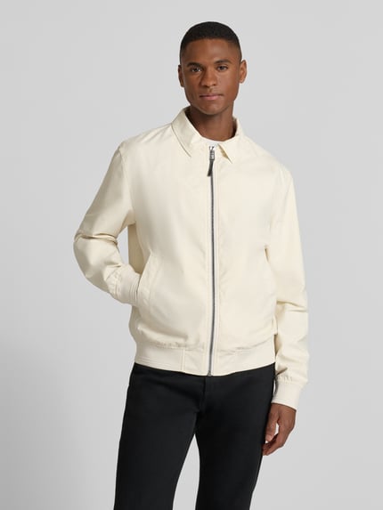 Mannenmodel draagt Jacke met ritssluiting Model 'Salvador' van JOOP! Collectie, regular fit, kentkraag, steekzakken, labeldetail, ribboorden. Ganzkörperansicht van voren.