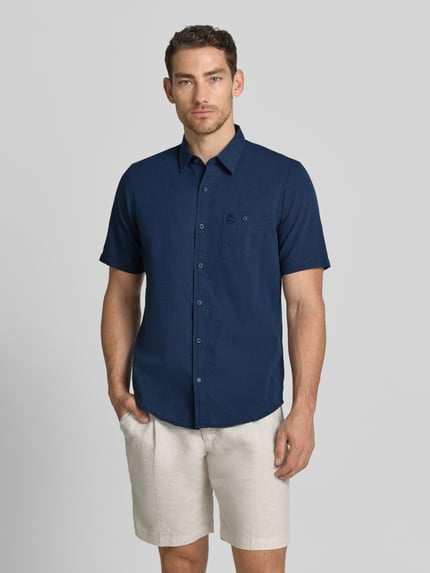 Männermodel trägt Regular Fit T-Shirt aus Baumwoll-Mix von Lerros in Dunkelblau, Rundhalsausschnitt, Label-Detail, Ganzkörperansicht von vorne.