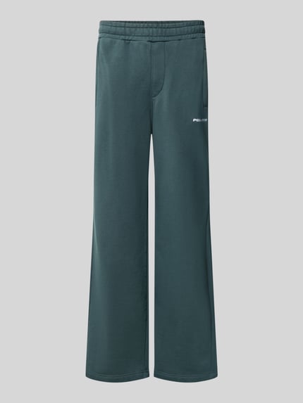 Produktfoto, Loose Fit Sweatpants aus Baumwoll-Mix mit Label-Detail von PEGADOR in Dunkelgrün, elastischer Bund, Eingrifftaschen, gerade Form, Innenbeinlänge 70 cm.