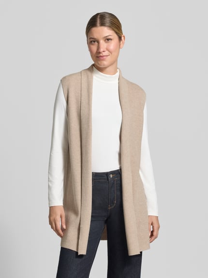 Frauenmodel trägt Strickweste aus Viskose-Mix mit offener Front von Christian Berg Woman, beige, fein gerippt, Straight Fit, Ganzkörperansicht von vorne.